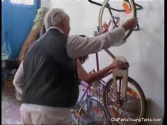 Дедушка  за ремонт велосипеда  попросил чуть отсосать.