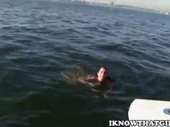 Горячая  девочка в бикини  трахается возле озера