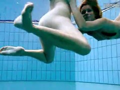 Голые  две девки ласкаются под водой.