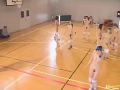 Школьницы  играют в баскетбол голышом