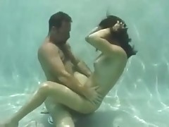 Страстный секс под водой с молоденькой брюнеткой.