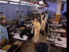 Лаура  Ангел работает на фабрике по производству женского белья-1999 г