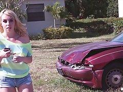 'Маленькая блондинка Кира Винтер после аварии утешилась бурным сексом в побитой машине.'
