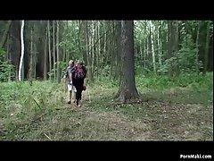 Толстая бабуля была поймана, занявшись сексом в лесу, таким образом, он превратился в полную тройку
